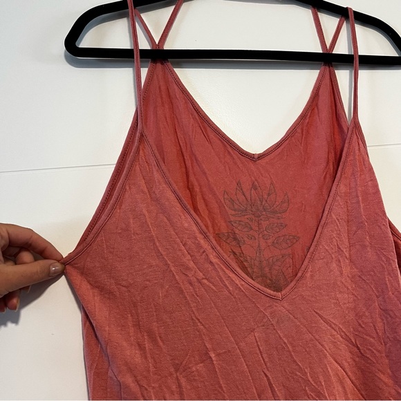 Lira | Graphic Tank Top - Picture 9 of 13